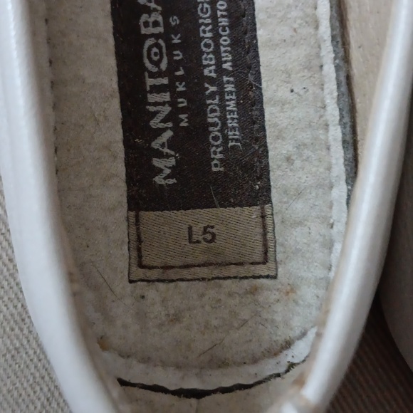 Manitobah Mukluks white leather ballet flat - Picture 6 of 9